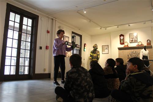 Woman talks to group of studenst